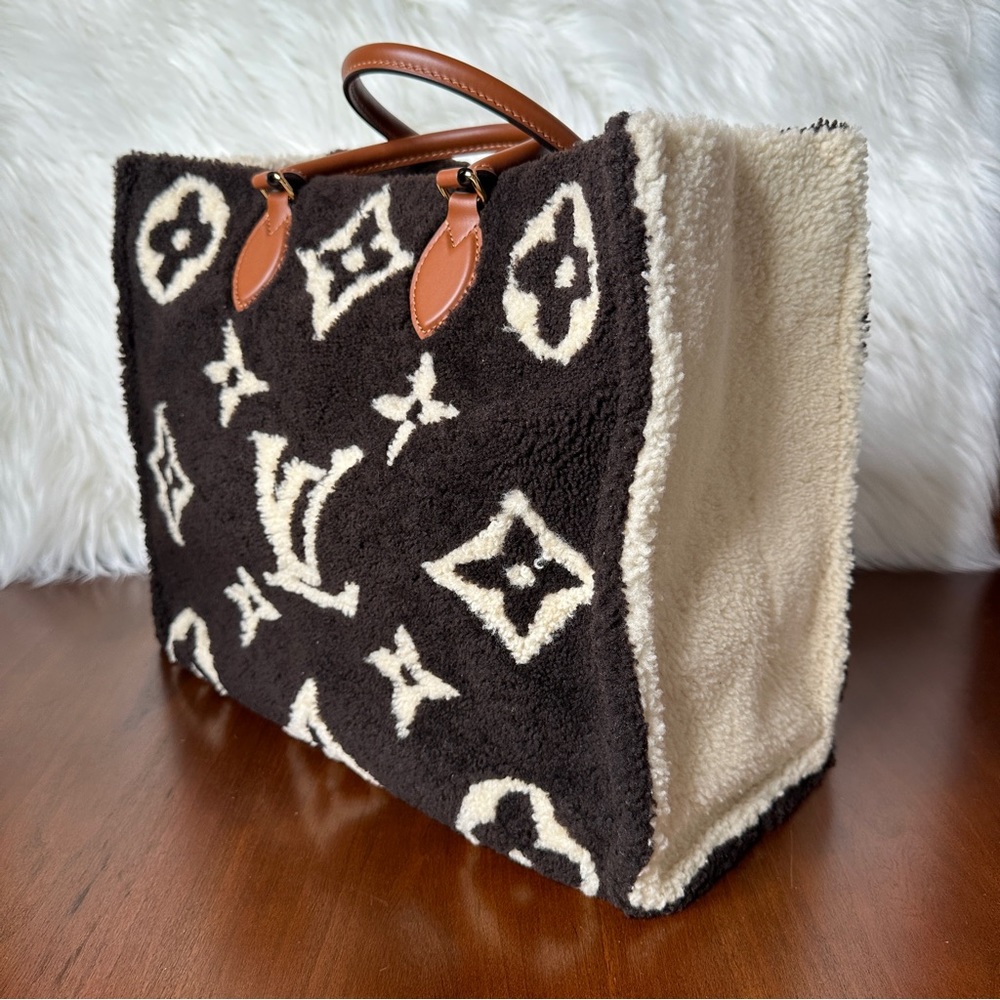 Louis Vuitton Fleece Teddy OnTheGo GM Tote - Picture 2 of 16